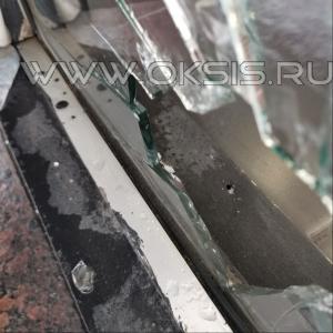 Разбитое витринное стекло в Москве